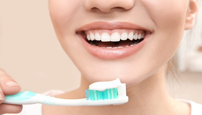 what is the right way to brush your teeth